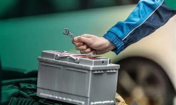 Pemasangan Aki Mobil Proses pemasangan aki mobil baru pada ruang mesin