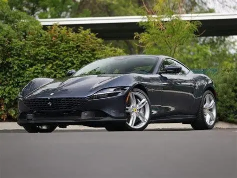 Ferrari Roma Indonesia Ferrari Roma berwarna silver di jalanan Jakarta