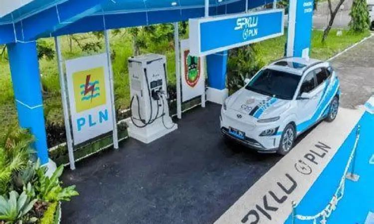 Pengisian Daya Mobil Listrik Proses pengisian daya mobil listrik di SPKLU