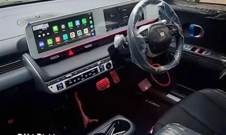 Interior Kendaraan Listrik Interior futuristik mobil listrik dengan layar besar