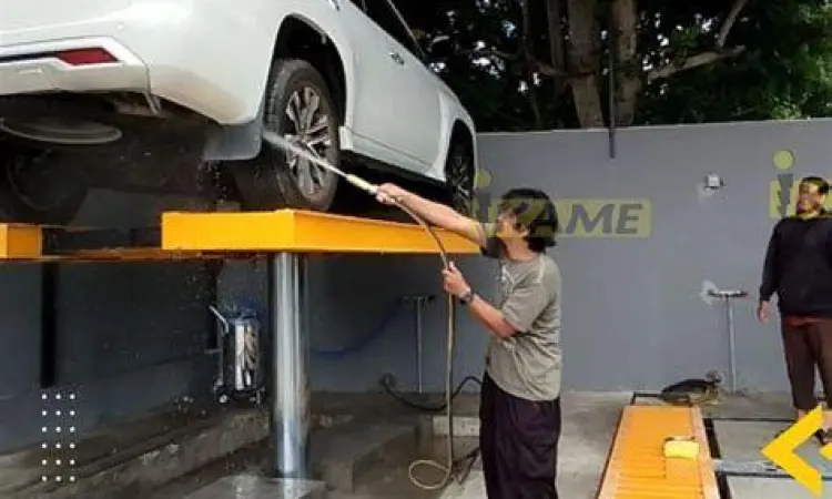 proses cuci mobil menggunakan lift hidrolik