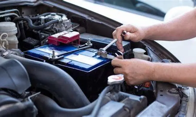 Proses pengecekan tegangan aki mobil menggunakan multimeter