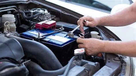 Cek Kesehatan Aki Proses pengecekan tegangan aki mobil menggunakan multimeter