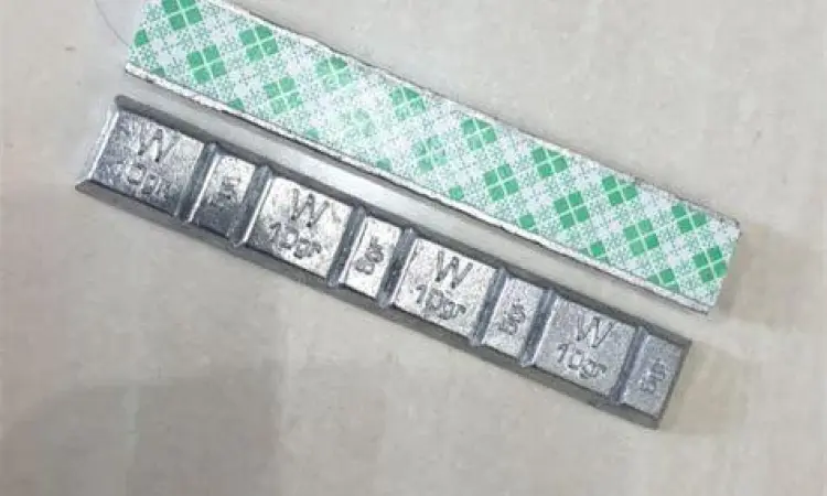 Pemasangan timah pemberat pada pelek mobil