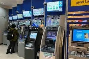 Penggunaan Kartu ATM BCA Nasabah sedang memasukkan kartu ke ATM BCA