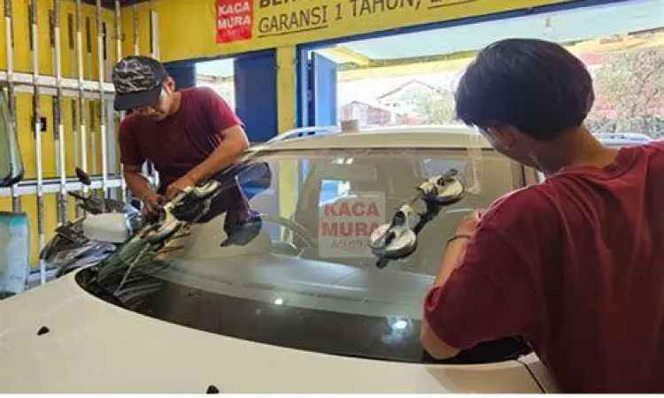 Proses pembersihan sisa lem kaca mobil lama