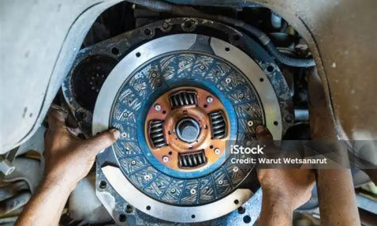 Proses pemasangan kampas kopling oleh mekanik