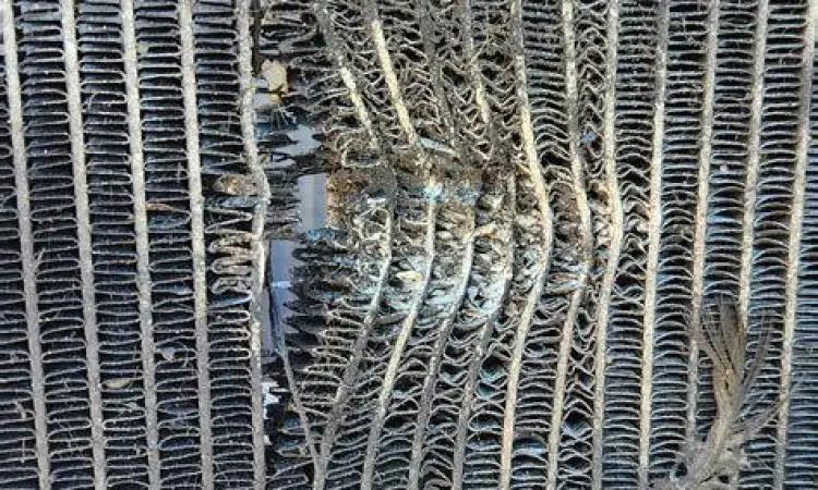 Kondensor AC Kotor kondisi sirip kondensor ac yang kotor dan berdebu