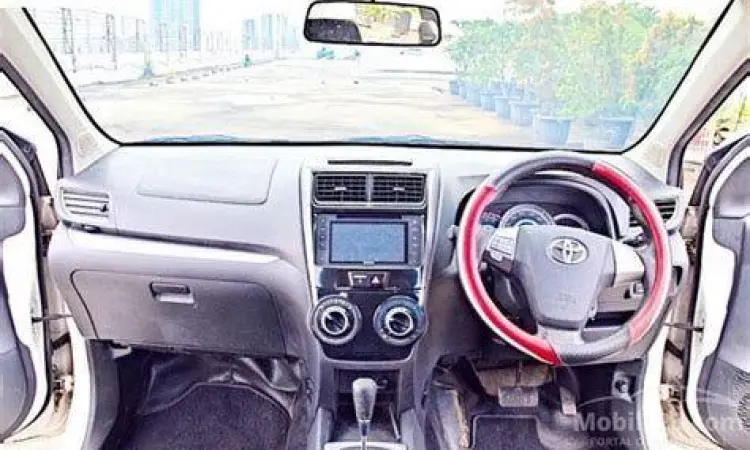 Interior Toyota Avanza bekas yang masih bersih dan terawat