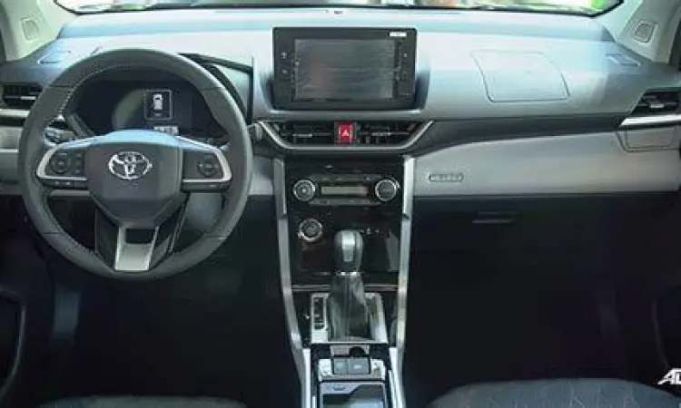 Tampilan dashboard Toyota Veloz bekas