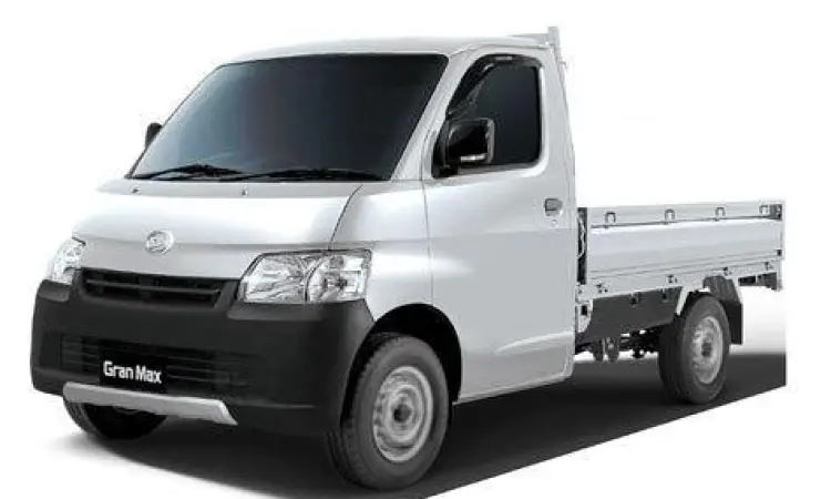 Pengecekan bagian bawah sasis mobil pick up