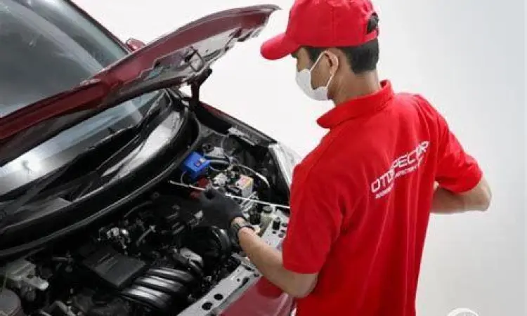 Pengecekan Mesin Niaga Mekanik sedang memeriksa mesin mobil box bekas