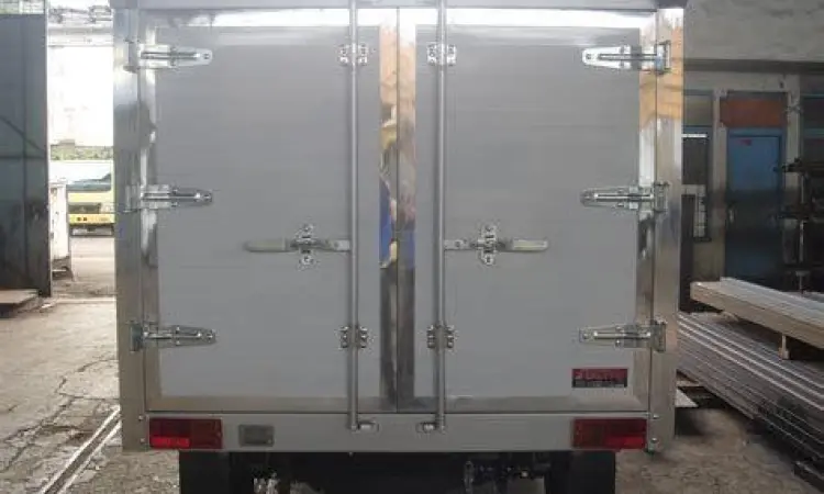 Integritas Box Kargo Kondisi pintu box aluminium pada truk bekas