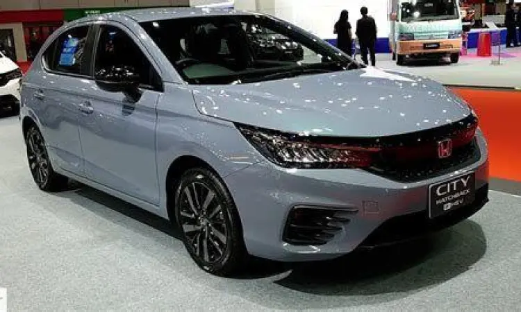 Eksterior Honda City Hatchback RS Tampilan luar Honda City Hatchback RS warna merah