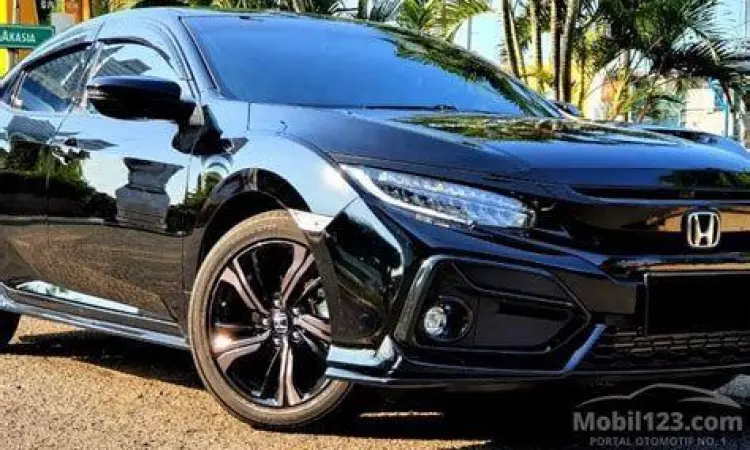 Honda Civic Hatchback RS warna merah