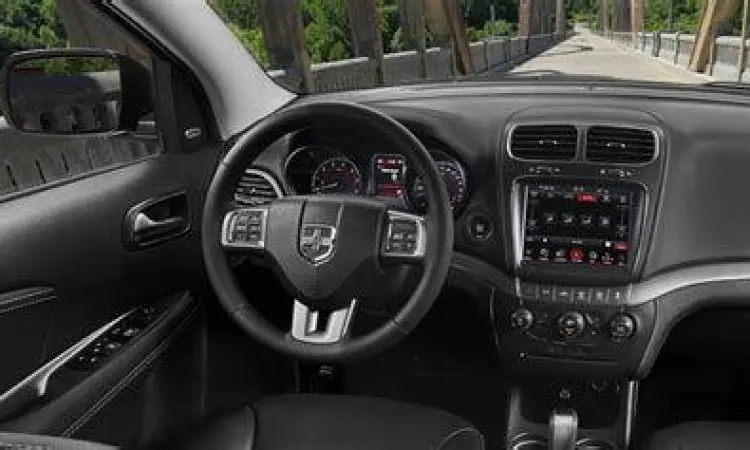 Interior mewah Dodge Journey Platinum dengan sistem Uconnect