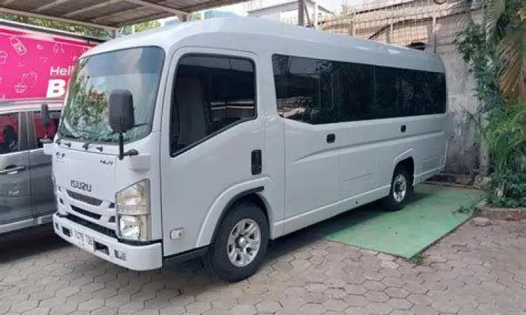 Isuzu Elf NLR Microbus putih tampak depan