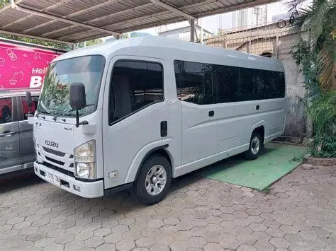 Isuzu Elf NLR Bekas Isuzu Elf NLR Microbus putih tampak depan