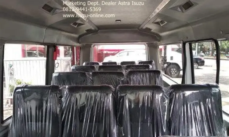 Interior mewah Isuzu Elf bekas karoseri premium