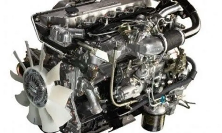 Mekanik memeriksa mesin Isuzu Elf bekas