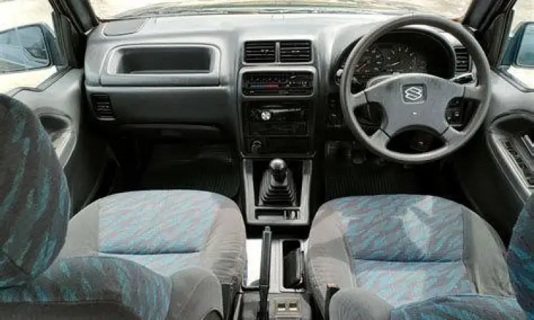 Interior kabin Suzuki Grand Escudo 2.0 yang luas