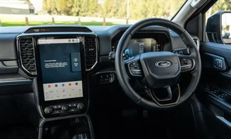 Interior Ford Everest Titanium dengan layar vertikal besar