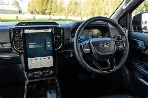 Interior Ford Everest 2024 Interior Ford Everest Titanium dengan layar vertikal besar
