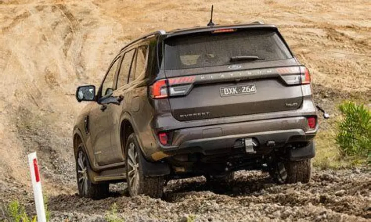 Ford Everest sedang melewati medan off-road berlumpur