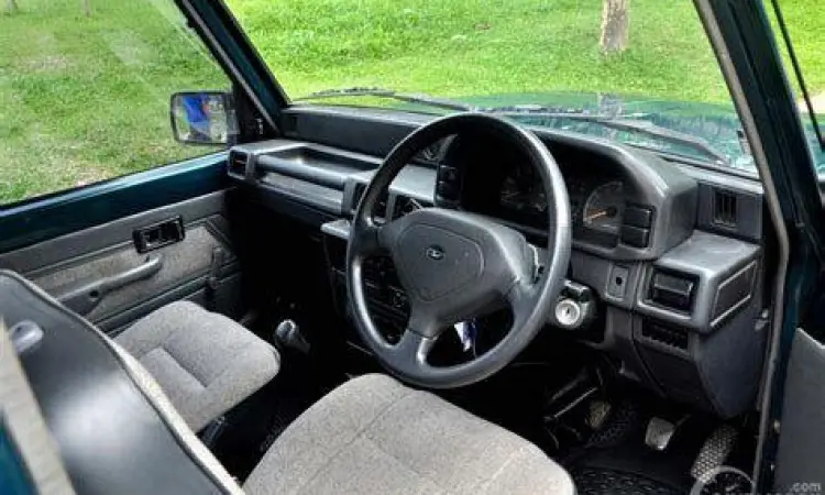 Interior Daihatsu Feroza yang masih standar