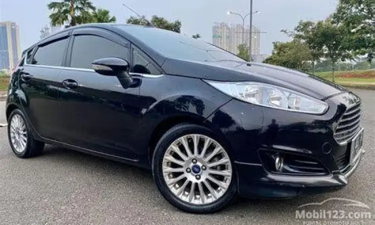 Ford Fiesta merah bekas dengan kondisi terawat