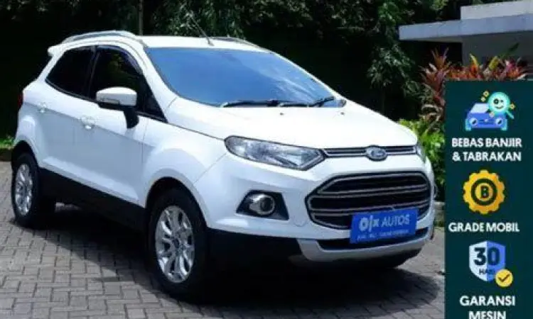 Ford EcoSport putih bekas di area parkir