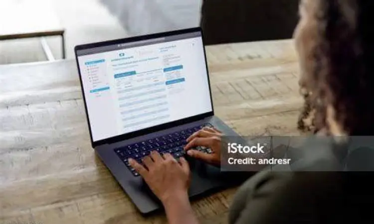 Seseorang memverifikasi mutasi rekening melalui laptop