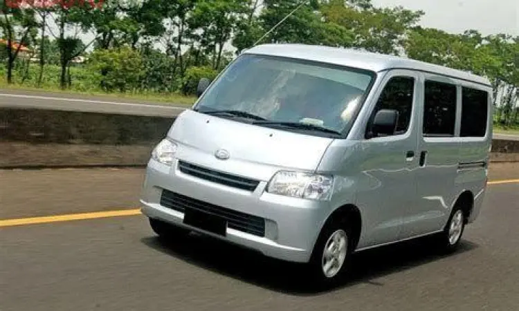 Interior Daihatsu Gran Max Interior Daihatsu Gran Max bekas dengan tuas transmisi di dashboard