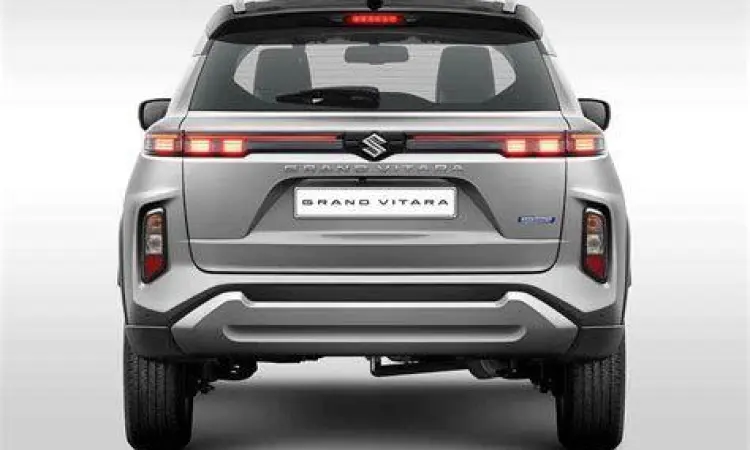 Desain Eksterior Belakang Grand Vitara Tampilan lampu belakang LED Suzuki Grand Vitara saat malam hari