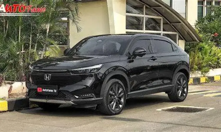 Honda HR-V warna hitam di jalanan Jakarta