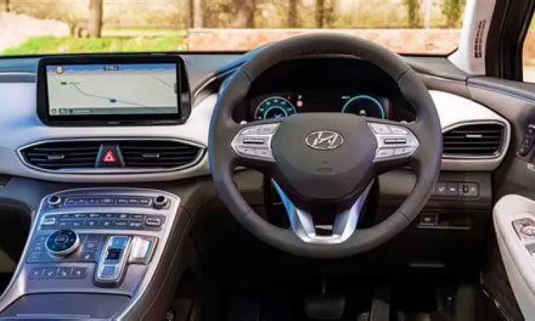 Interior Hyundai Santa Fe Interior mewah Hyundai Santa Fe dengan layar instrumen digital