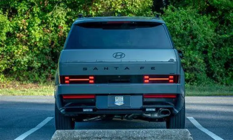 Desain Belakang Hyundai Santa Fe Tampilan belakang Hyundai Santa Fe yang elegan