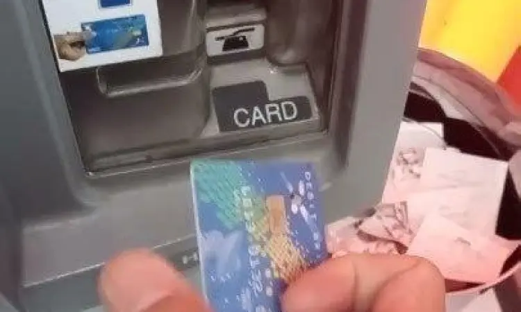 cara memasukkan kartu atm ke mesin dengan posisi benar