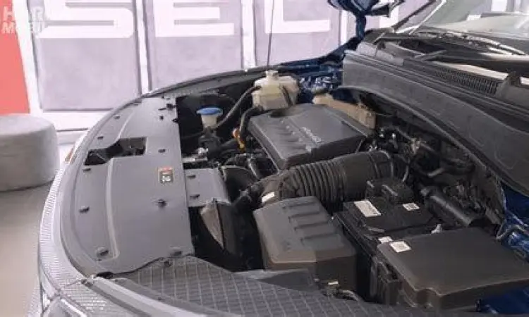 Inspeksi Mesin Kia Kondisi ruang mesin mobil Kia yang bersih dan terawat