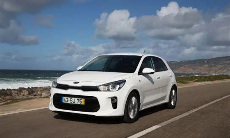 Tampilan luar Kia Rio bekas warna putih