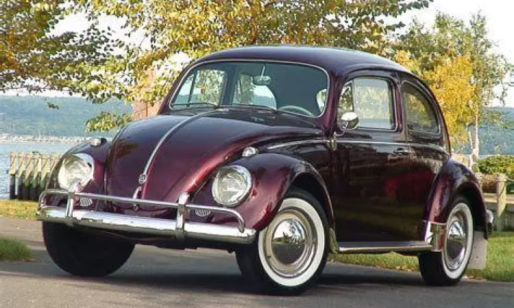 VW Beetle klasik hasil restorasi total dengan cat kuning mengkilap