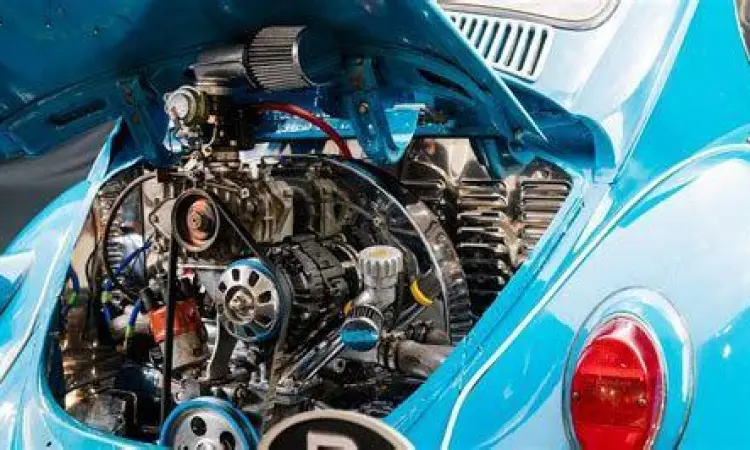 Mesin VW Beetle yang sedang dibongkar untuk proses restorasi