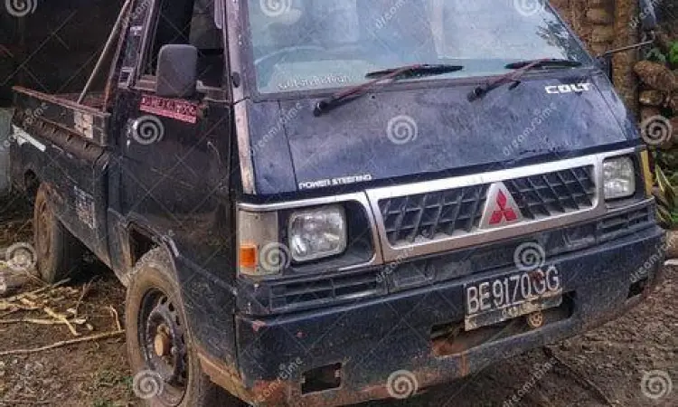 Eksterior Mitsubishi L300 Pick Up hitam mengkilap