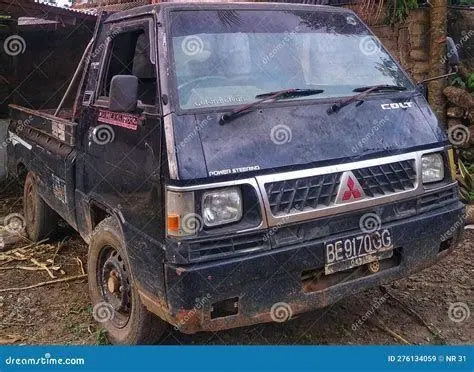 Eksterior L300 2021 Eksterior Mitsubishi L300 Pick Up hitam mengkilap