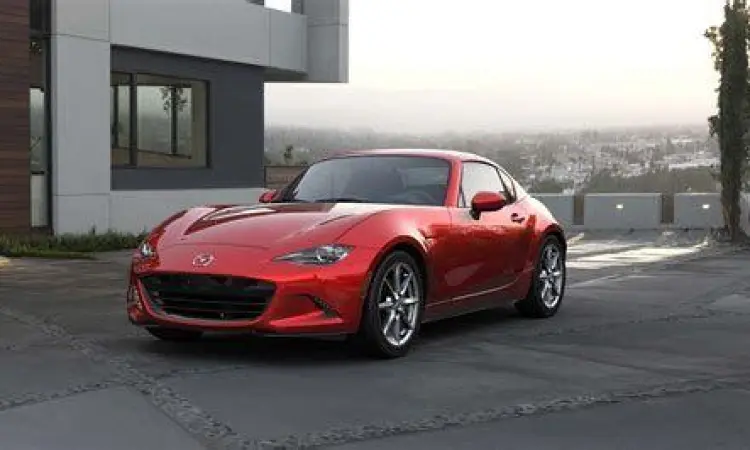 Mazda MX-5 RF berwarna merah metalik tampak samping