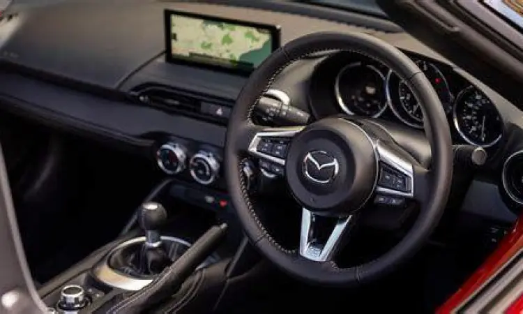 Interior Mazda Miata modern dengan jok kulit dan layar infotainment
