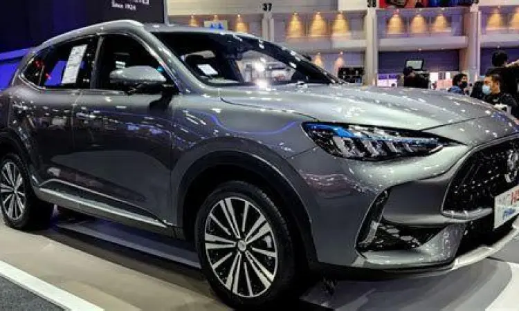 Eksterior depan MG HS facelift dengan grille digital flaming