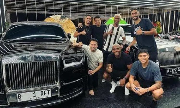 Rolls Royce Phantom Raffi Ahmad Rolls Royce Phantom Tempus milik Raffi Ahmad di showroom