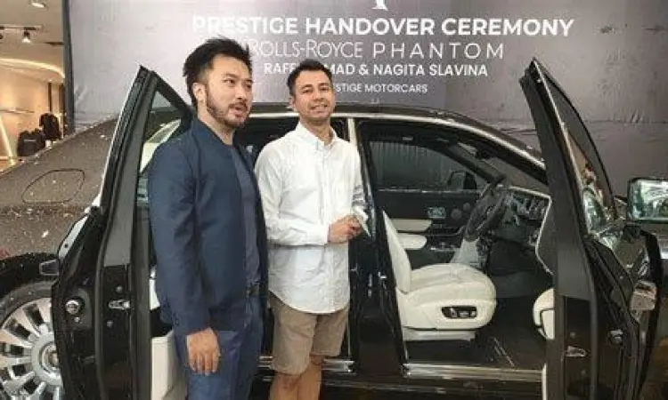 Serah Terima Rolls Royce Raffi Ahmad Raffi Ahmad bersama Rudy Salim saat serah terima Rolls Royce