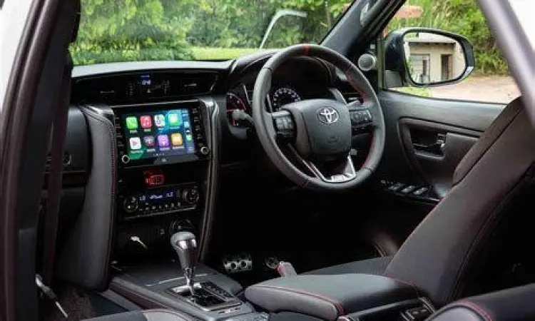 Interior Toyota Fortuner GR Sport dengan panel hitam elegan